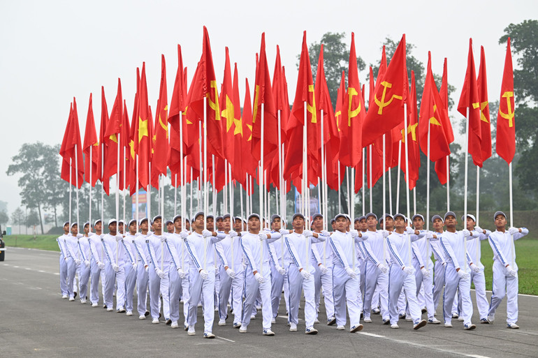 Các khối thực hiện diễu binh, diễu hành.