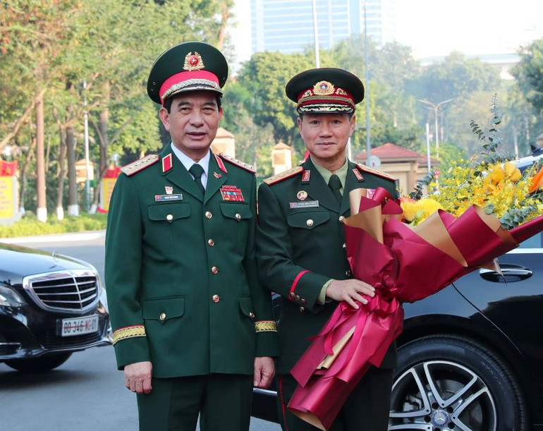 Đại tướng Phan Văn Giang đón Thượng tướng Khamliang Outhakaysone, Bộ trưởng Quốc phòng Lào.