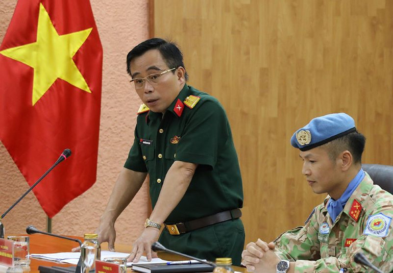 Đại tá Nguyễn Như Cảnh, Phó Cục trưởng Cục Gìn giữ hòa bình Việt Nam báo cáo công tác chuẩn bị cho sĩ quan đi thực hiện nhiệm vụ.