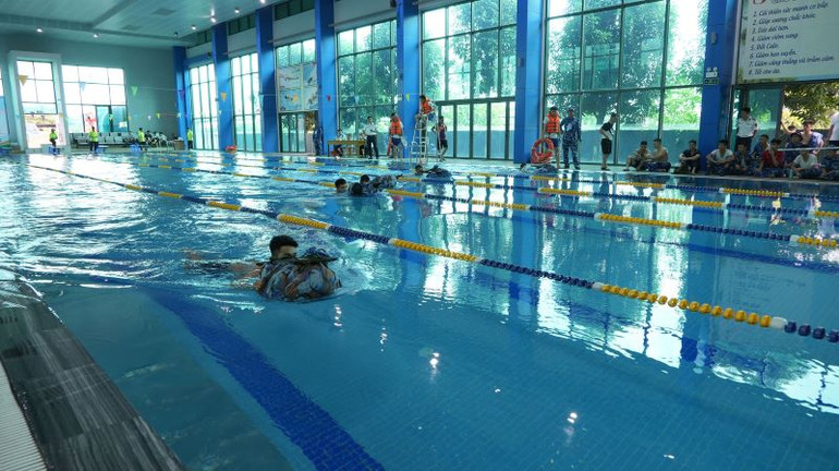 Các vận động viên đua tài nội dung bơi vũ trang tại Hội thao.