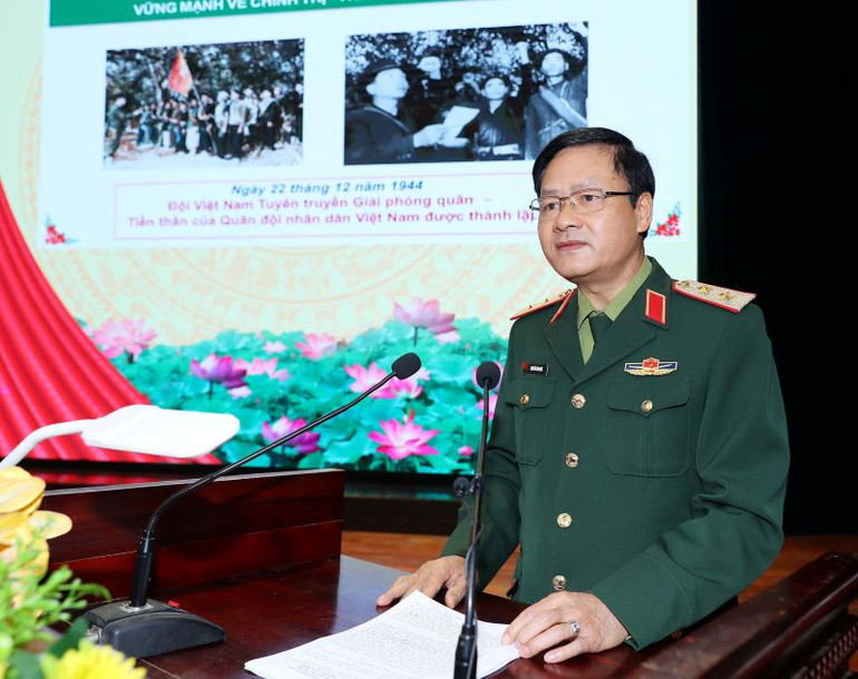 Trung tướng Nguyễn Văn Đức, Cục trưởng Cục Tuyên huấn phát biểu khai mạc Hội thảo.