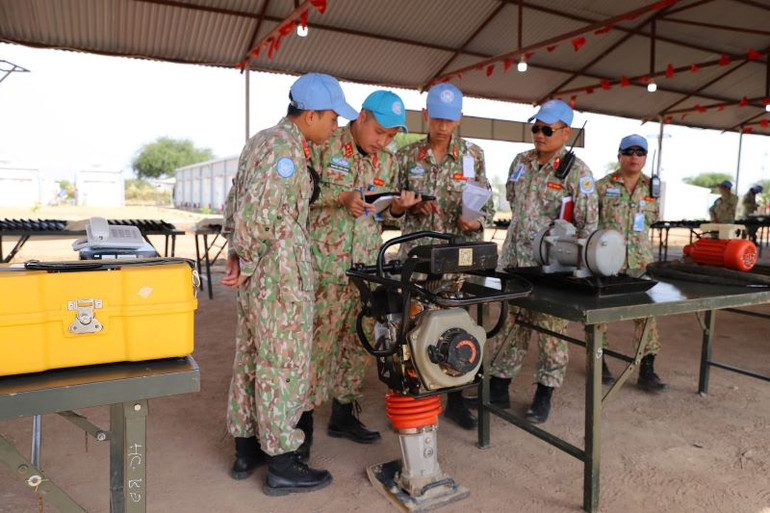 Đoàn công tác của Phái bộ An ninh lâm thời Liên Hợp quốc kiểm tra tình trạng kỹ thuật, khả năng vận hành của các phương tiện chuyên dùng của Đội Công binh Việt Nam. (Ảnh: Đội Công binh Việt Nam cung cấp)