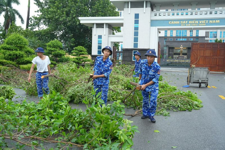 Cán bộ, chiến sĩ khối cơ quan Bộ Tư lệnh Cảnh sát biển củng cố doanh trại đơn vị sau bão.