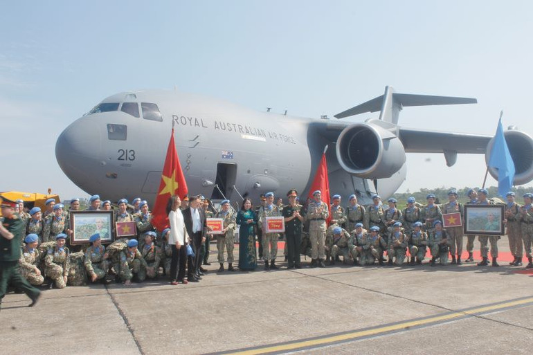 Phó Chủ tịch nước Võ Thị Ánh Xuân tặng quà cán bộ, nhân viên Bệnh viện dã chiến cấp 2 số 6 và Đội Công binh số 3 trước lúc lên đường.