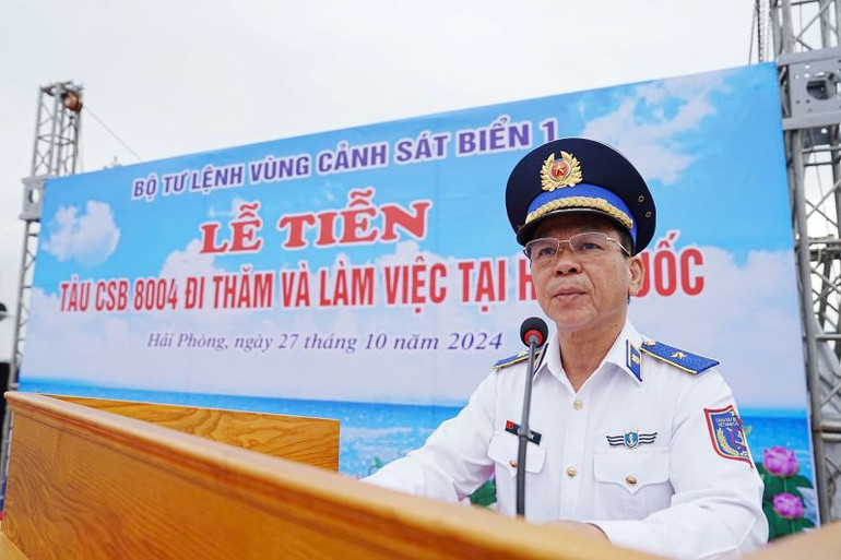 Đại diện lãnh đạo Bộ Tư lệnh Vùng Cảnh sát biển 1 phát biểu giao nhiệm vụ cho đoàn công tác trước lúc lên đường. Đại diện lãnh đạo Bộ Tư lệnh Vùng Cảnh sát biển 1 phát biểu giao nhiệm vụ cho đoàn công tác trước lúc lên đường.