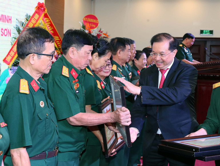 Đại diện Bộ Văn hóa, Thể thao và Du lịch trao Bằng khen tặng các tập thể, cá nhân vì đã có thành tích xuất sắc trong hoạt động công tác hội. Ảnh: TRỌNG ĐỨC Đại diện Bộ Văn hóa, Thể thao và Du lịch trao Bằng khen tặng các tập thể, cá nhân vì đã có thành tích xuất sắc trong hoạt động công tác hội. Ảnh: TRỌNG ĐỨC