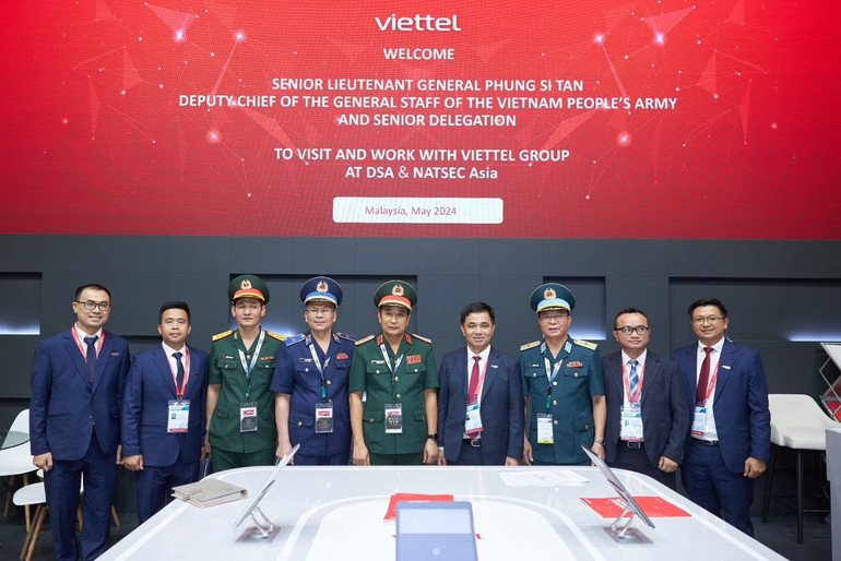 Đoàn Bộ Quốc phòng Việt Nam tham quan gian trưng bày của Tập đoàn Công nghiệp - Viễn thông Quân đội (Viettel). Ảnh do Cơ quan chức năng Bộ Quốc phòng cung cấp.