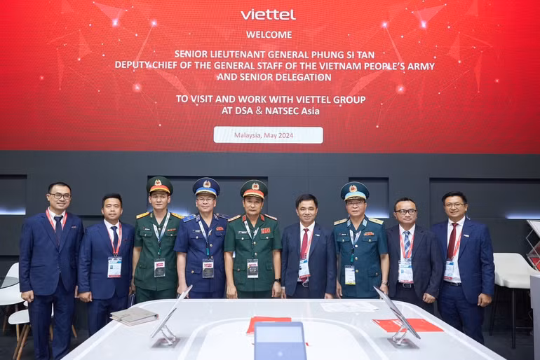 Đoàn Bộ Quốc phòng Việt Nam tham quan gian trưng bày của Tập đoàn Công nghiệp - Viễn thông Quân đội (Viettel). Ảnh do Cơ quan chức năng Bộ Quốc phòng cung cấp.