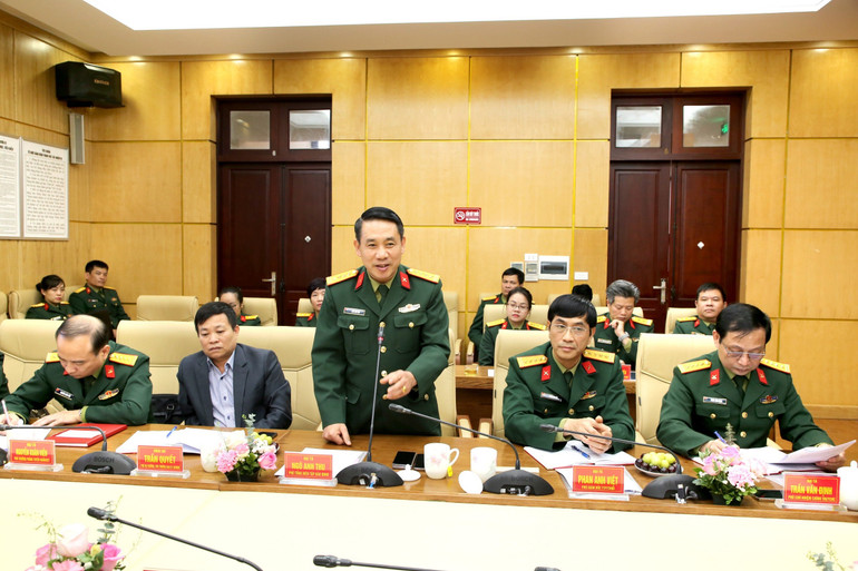 Đại diện lãnh đạo Báo Quân đội nhân dân phát biểu tại buổi gặp mặt. Ảnh: MẠNH TUẤN