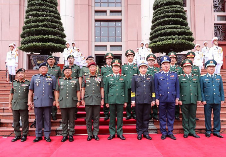 Thượng tướng Nguyễn Tân Cương và Đại tướng Tan Sri Datuk Seri Mohammad bin Ab Rahman chụp ảnh cùng các đại biểu hai bên. Thượng tướng Nguyễn Tân Cương và Đại tướng Tan Sri Datuk Seri Mohammad bin Ab Rahman chụp ảnh cùng các đại biểu hai bên.