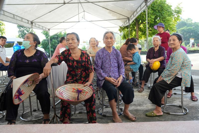 Rất đông người dân có mặt từ sớm để được các y, bác sĩ Cảnh sát biển khám bệnh, tư vấn sức khỏe.