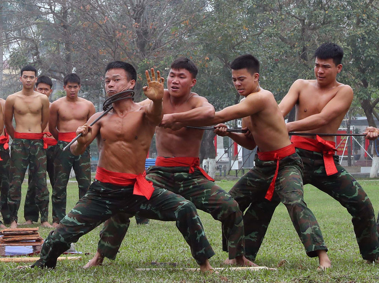 Bộ đội Đặc công trình diễn kỹ thuật, võ thuật đặc công.