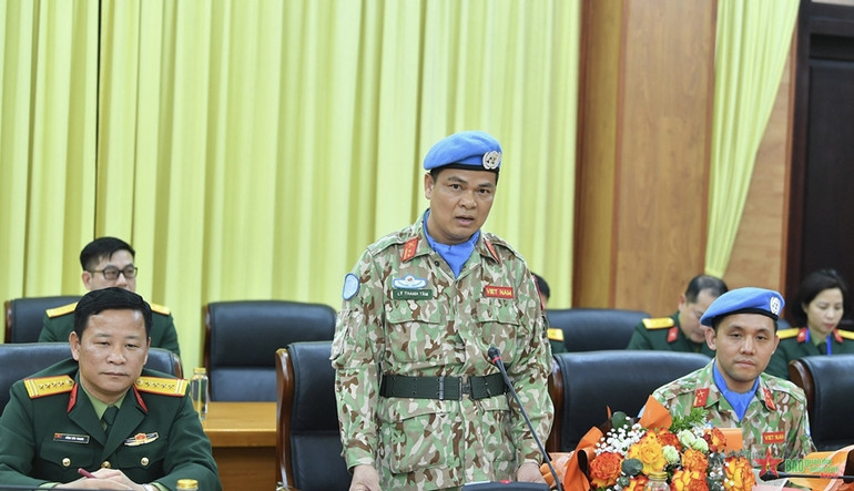 Trung tá Lý Thanh Tâm đại diện các sĩ quan đi thực hiện nhiệm vụ phát biểu ý kiến tại buổi lễ. (Ảnh: Báo Quân đội nhân dân)