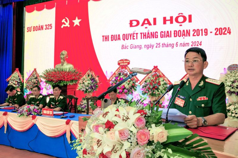 Đại tá Đoàn Văn Thể, Phó Chính ủy Sư đoàn 325 trình bày Báo cáo tổng kết công tác thi đua, khen thưởng và phong trào thi đua quyết thắng của Sư đoàn tại đại hội. Đại tá Đoàn Văn Thể, Phó Chính ủy Sư đoàn 325 trình bày Báo cáo tổng kết công tác thi đua, khen thưởng và phong trào thi đua quyết thắng của Sư đoàn tại đại hội.