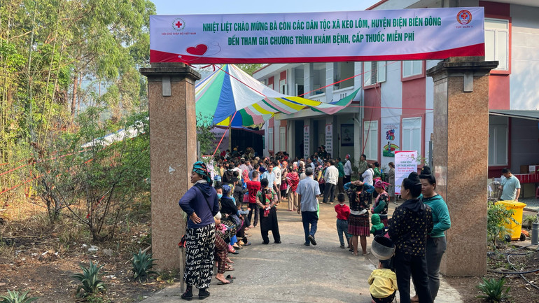 Nhân dân xã Keo Lôm, huyện Điện Biên Đông, tỉnh Điện Biên đến tham gia chương trình khám bệnh, cấp thuốc miễn phí.