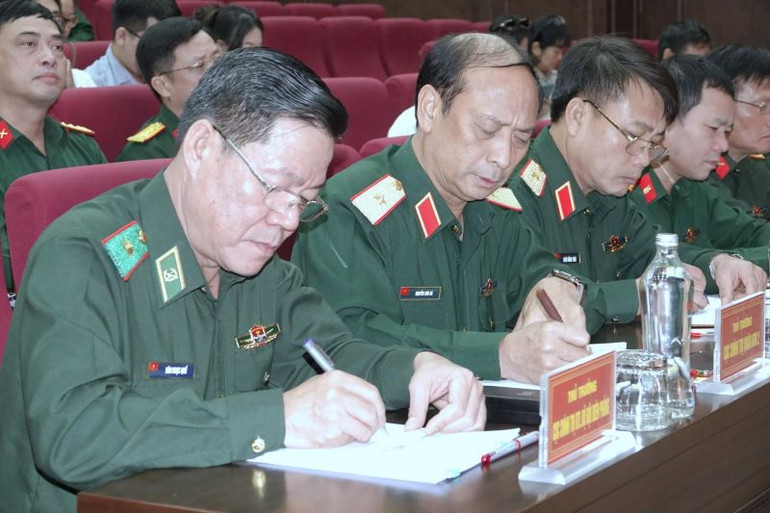 Các đại biểu tham dự buổi họp báo.