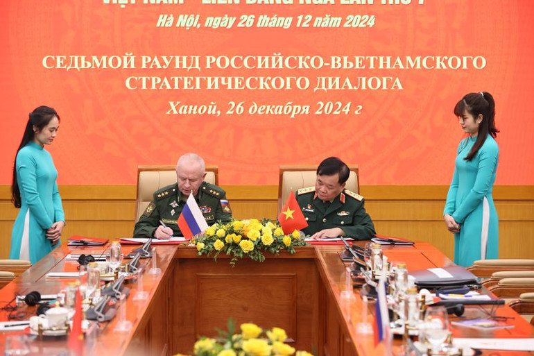 Thượng tướng Hoàng Xuân Chiến và Thượng tướng Alexander Fomin ký 2 văn kiện, làm cơ sở để cấp làm việc của Bộ Quốc phòng hai nước tổ chức triển khai thực hiện các nội dung hợp tác trong thời gian tới.