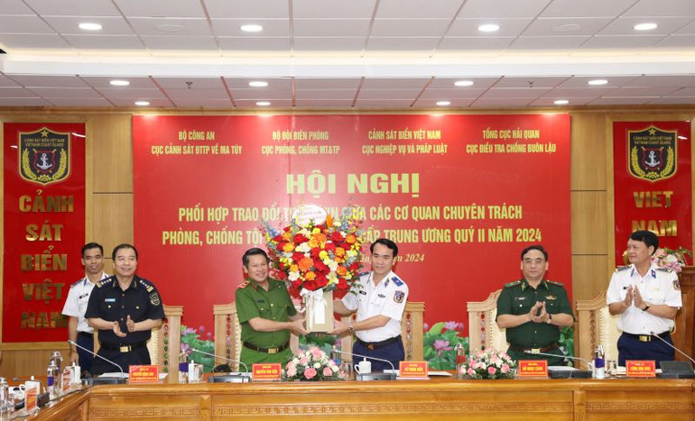 Đại diện các cơ quan chuyên trách phòng, chống tội phạm về ma túy cấp Trung ương tặng hoa chúc mừng Cục Cảnh sát Điều tra tội phạm về ma túy, Bộ Công an. Đại diện các cơ quan chuyên trách phòng, chống tội phạm về ma túy cấp Trung ương tặng hoa chúc mừng Cục Cảnh sát Điều tra tội phạm về ma túy, Bộ Công an.