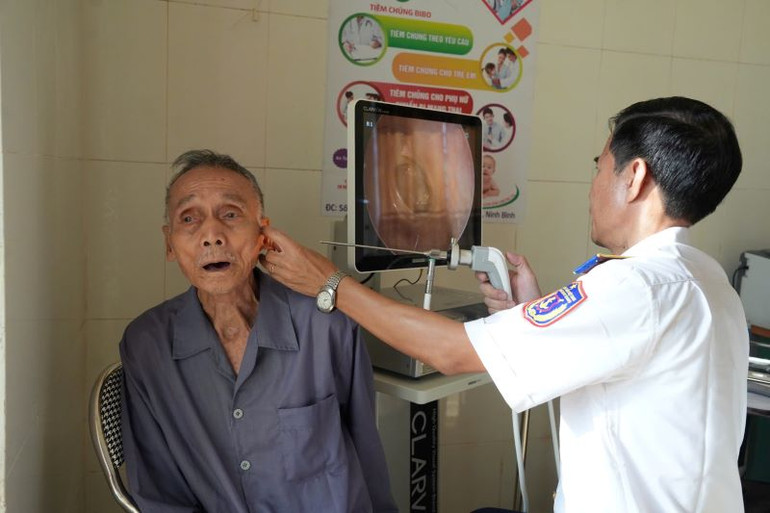 Bác sĩ Cảnh sát biển khám bệnh cho nhân dân bằng trang thiết bị hiện đại.