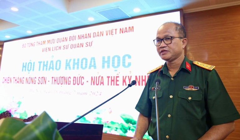Đại tá, Tiến sĩ Lê Thanh Bài, Phó viện trưởng Viện Lịch sử quân sự Việt Nam trình bày Báo cáo đề dẫn hội thảo.