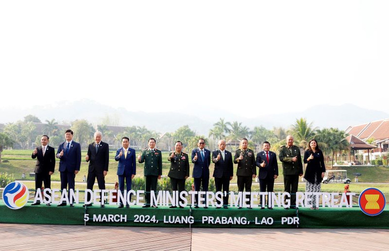 Thượng tướng Nguyễn Tân Cương cùng các đại biểu dự ADMM Hẹp chụp ảnh chung thể hiện tinh thần đoàn kết của ASEAN.