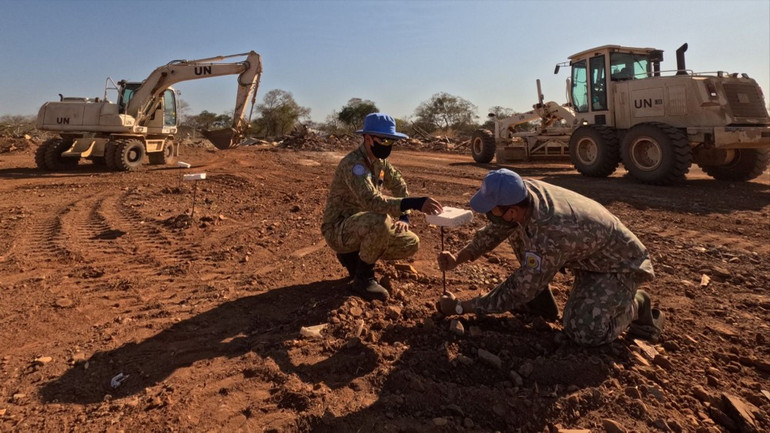Cán bộ, nhân viên Đội Công binh Việt Nam củng cố doanh trại đơn vị bộ binh Pakistan. Ảnh: Đội Công binh Việt Nam