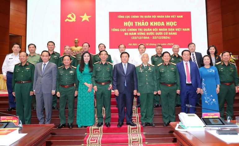 Ban Tổ chức chụp ảnh cùng các đại biểu về dự Hội thảo.