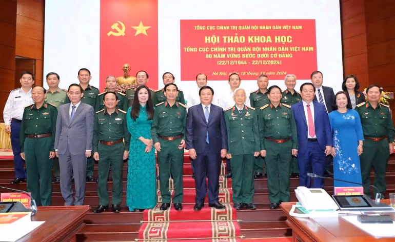 Ban Tổ chức chụp ảnh cùng các đại biểu về dự Hội thảo. Ban Tổ chức chụp ảnh cùng các đại biểu về dự Hội thảo.