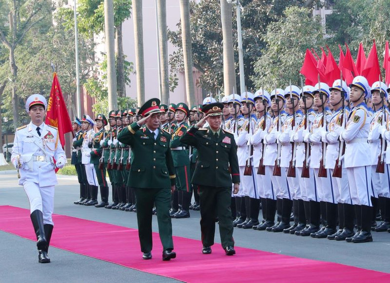 Đại tướng Phan Văn Giang và Thượng tướng Khamliang Outhakaysone duyệt đội danh dự.