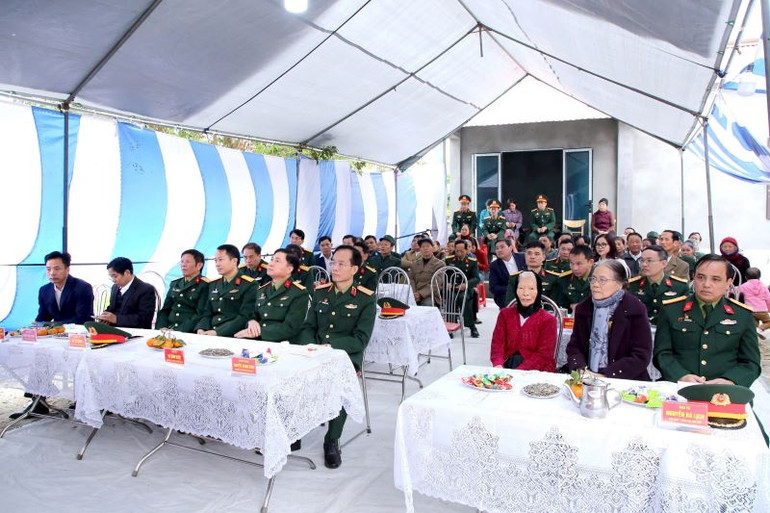 Các đại biểu dự Lễ khánh thành, bàn giao “Nhà tình nghĩa” tặng bà Phạm Thị Bội, là vợ liệt sĩ, trú tại thôn An Cư 2, xã Quang Đức, huyện Gia Lộc, tỉnh Hải Dương.