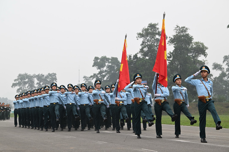 Các khối thực hiện diễu binh, diễu hành.