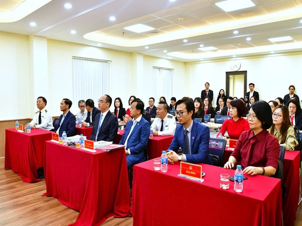 Các đại biểu tham dự lễ khai giảng.