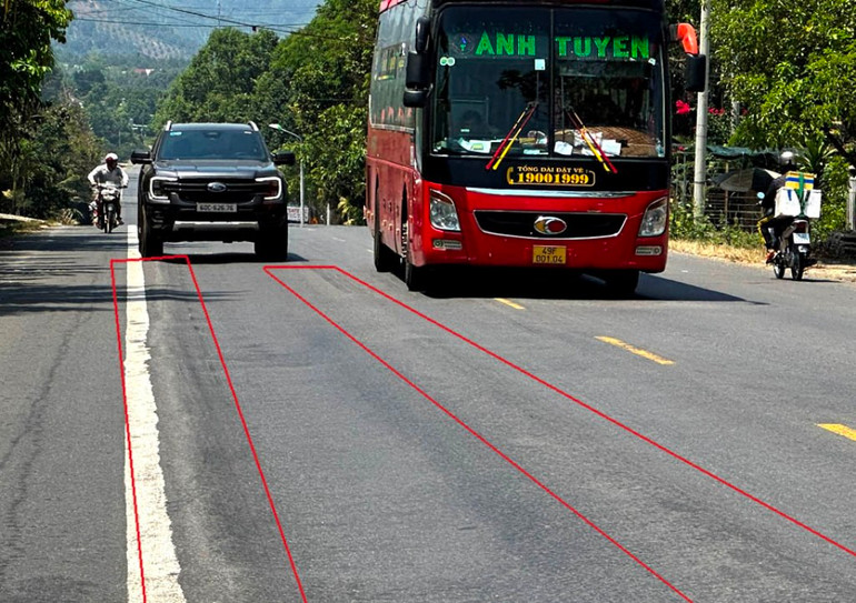 Một đoạn trên quốc lộ 20, đoạn qua huyện Đạ Huoai, Lâm Đồng, nền đường gợn sóng (hình dấu dọc đỏ) gây mất an toàn giao thông.