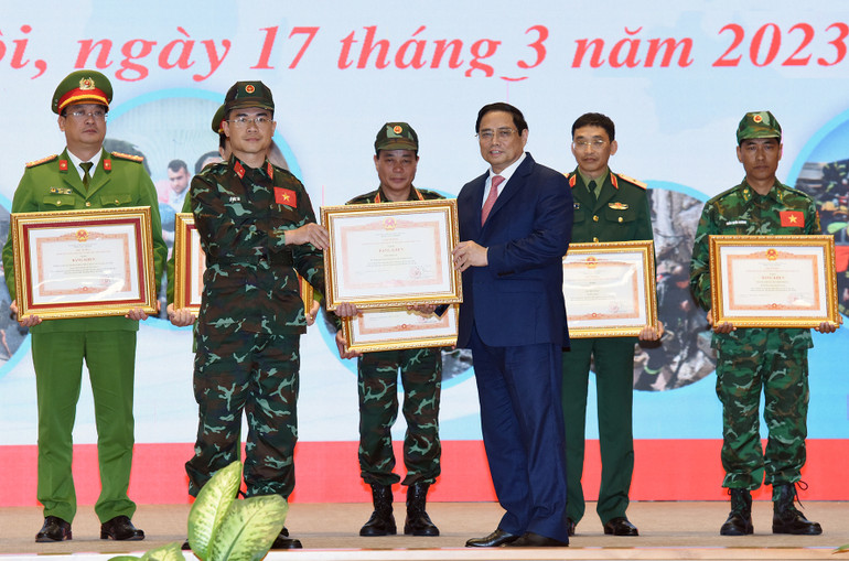 Thủ tướng Phạm Minh Chính trao bằng khen cho tập thể có thành tích xuất sắc trong công tác hỗ trợ nhân đạo và cứu trợ thảm họa động đất tại Thổ Nhĩ Kỳ. Thủ tướng Phạm Minh Chính trao bằng khen cho tập thể có thành tích xuất sắc trong công tác hỗ trợ nhân đạo và cứu trợ thảm họa động đất tại Thổ Nhĩ Kỳ.