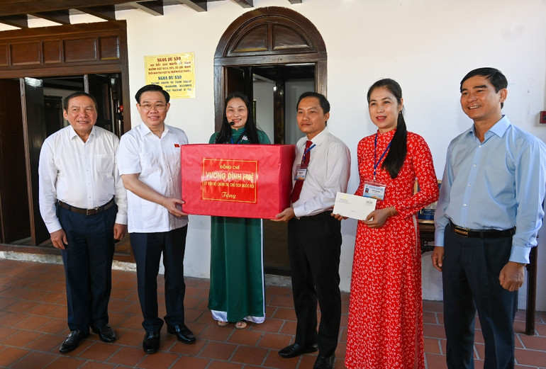 Chủ tịch Quốc hội Vương Đình Huệ trao tặng quà cho Ban Quản lý Khu di tích trường Dục Thanh.