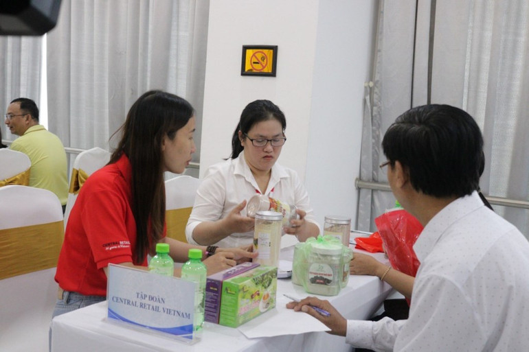 Central Retail cũng ký thêm 6 Thỏa thuận hợp tác (MOU) với các Doanh nghiệp, Hợp tác xã (HTX) của vùng Đồng bằng Sông Cửu Long. Central Retail cũng ký thêm 6 Thỏa thuận hợp tác (MOU) với các Doanh nghiệp, Hợp tác xã (HTX) của vùng Đồng bằng Sông Cửu Long.