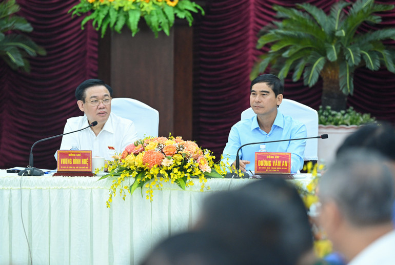 Chủ tịch Quốc hội Vương Đình Huệ phát biểu mở đầu buổi làm việc với tỉnh Bình Thuận. Chủ tịch Quốc hội Vương Đình Huệ phát biểu mở đầu buổi làm việc với tỉnh Bình Thuận.