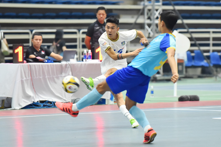 Với sự cổ vũ của khán giả nhà, các cầu thủ Thái Sơn Bắc là những người nhập cuộc tốt hơn với nhiều tình huống nguy hiểm trước cầu môn của đội khách.