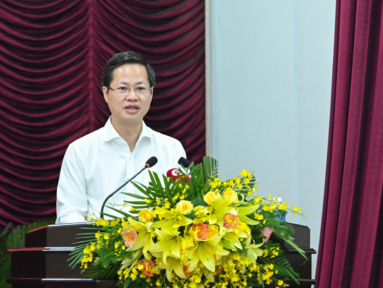 Chủ tịch UBND tỉnh Bình Thuận Đoàn Anh Dũng trình bày báo cáo tại buổi làm việc. Chủ tịch UBND tỉnh Bình Thuận Đoàn Anh Dũng trình bày báo cáo tại buổi làm việc.