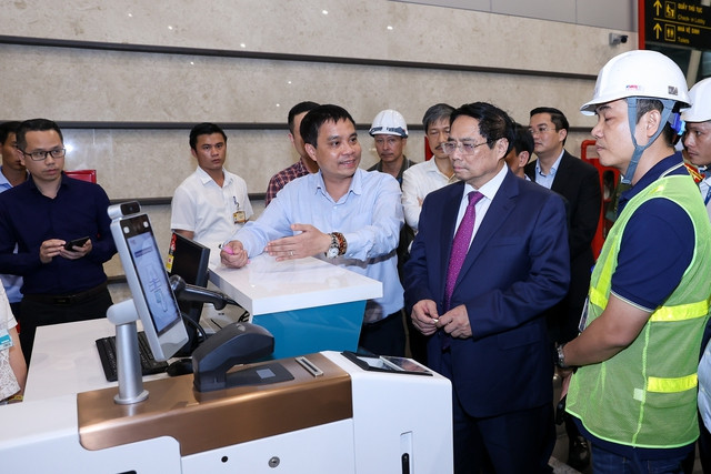 Thủ tướng Phạm Minh Chính nghe giới thiệu về hệ thống check-in tự động liên kết với hệ thống cơ sở dữ liệu dân cư quốc gia.