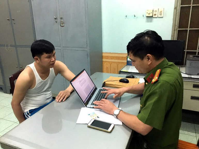 Điều tra viên lấy lời khai nghi can Ngô Quý Phương.