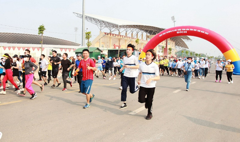 Các vận động viên hăng hái tham gia Ngày chạy Olympic “Vì sức khỏe toàn dân”