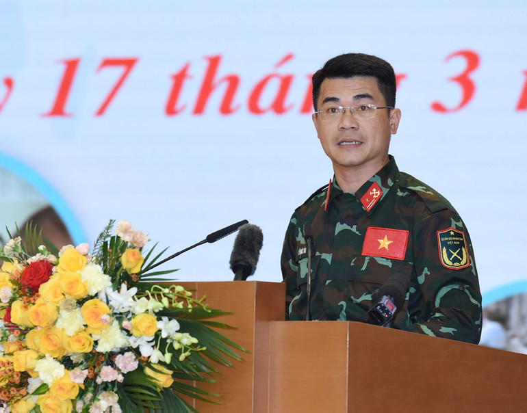 Thiếu tá Lê Đức Tài phát biểu. Thiếu tá Lê Đức Tài phát biểu.