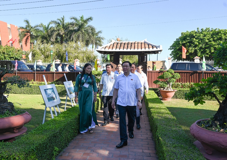 Chủ tịch Quốc hội Vương Đình Huệ và đoàn công tác thăm trường Dục Thanh.