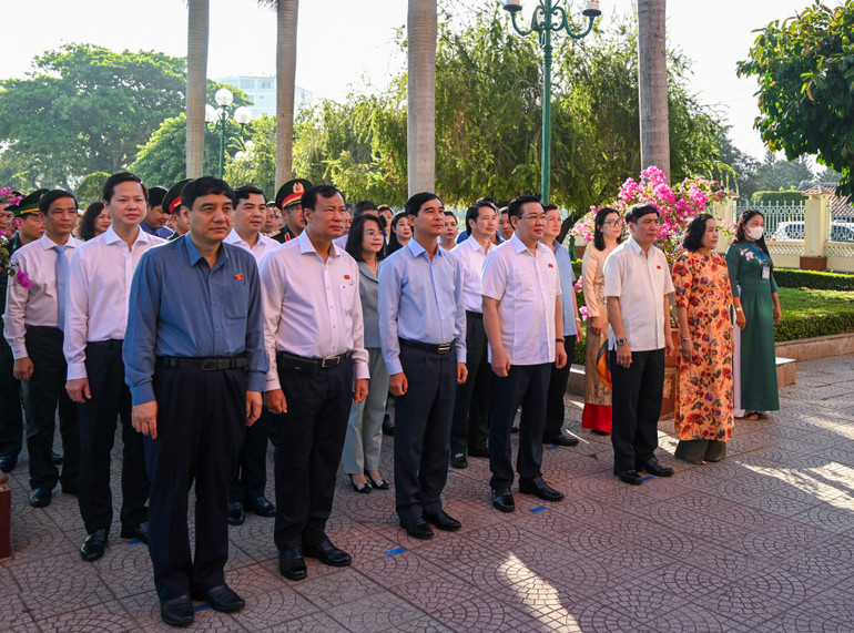 Chủ tịch Quốc hội Vương Đình Huệ và đoàn công tác dâng hương tưởng niệm Chủ tịch Hồ Chí Minh tại Bảo tàng Hồ Chí Minh chi nhánh Bình Thuận.