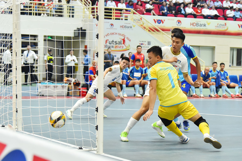 Sự áp đảo của đội chủ nhà nhanh chóng được hiện thực hoá bằng pha mở tỷ số của cầu thủ Nguyễn Văn Tuấn sau một tình huống lộn xộn trước khung thành của Sanvinet Khánh Hoà.