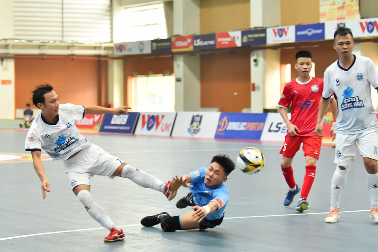 Không dưới 3 lần, đội trưởng của Câu lạc bộ Hà Nội trổ tài trước những pha bóng nguy hiểm của đội khách đến từ thành phố Đà Nẵng, qua đó góp phần không nhỏ trong việc giữ trọn 3 điểm của đội nhà với tỷ số cuối cùng là 2-1.