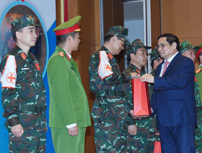 Thủ tướng Phạm Minh Chính tặng quà các cán bộ, các chiến sĩ trong đoàn công tác tham gia cứu nạn, cứu hộ tại Thổ Nhĩ Kỳ. Thủ tướng Phạm Minh Chính tặng quà các cán bộ, các chiến sĩ trong đoàn công tác tham gia cứu nạn, cứu hộ tại Thổ Nhĩ Kỳ.