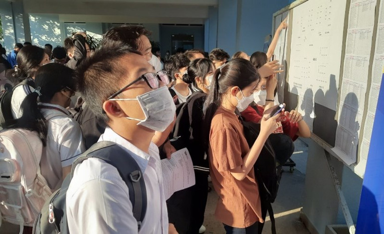 Thí sinh kiểm tra danh sách tại điểm thi Trường đại học Lạc Hồng (Đồng Nai).