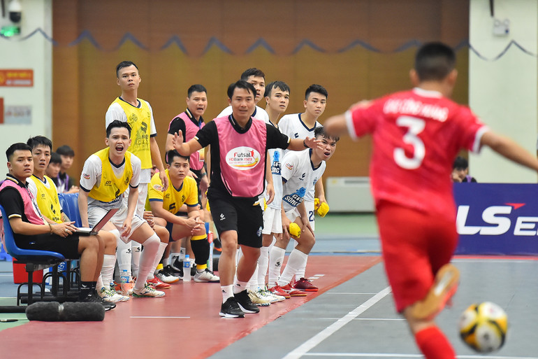 Sự sốt ruột hiện rõ trên khuôn mặt của Ban huấn luyện và các cầu thủ dự bị của GFDI Sông Hàn khi thời gian của trận đấu trôi về những giây phút cuối cũng như khi chứng kiến các pha bỏ lỡ đáng tiếc trước cầu môn của đối thủ.